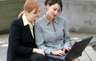 3col_lg_two_women_web_surfing