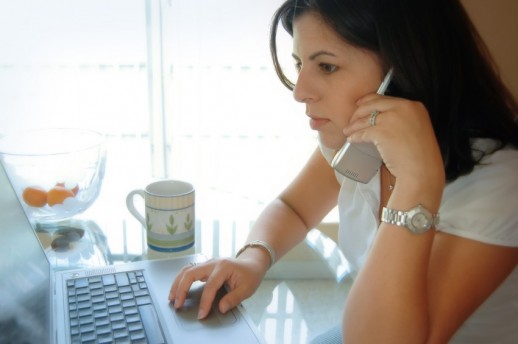 423-woman-on-computer